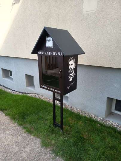 Miniknihovna Městská knihovna Kolín - zahrada hlavní budovy v zadním traktu / téma Karel Leger